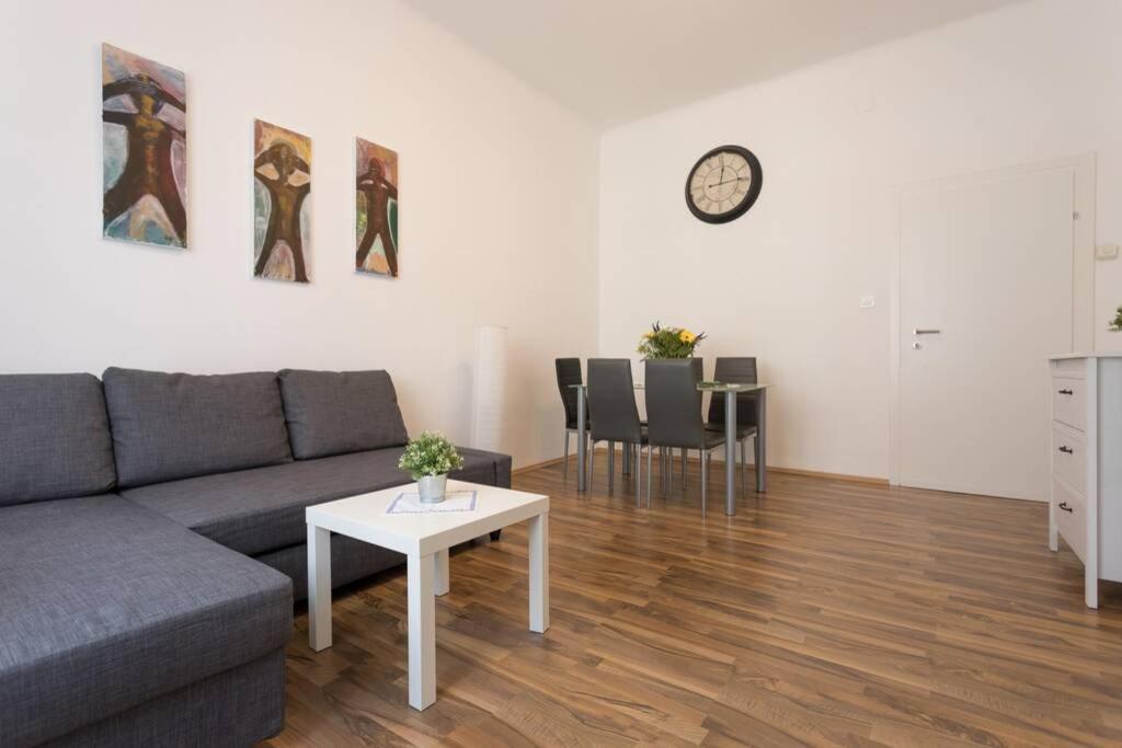 16 C&J'S Apartment Виена Екстериор снимка
