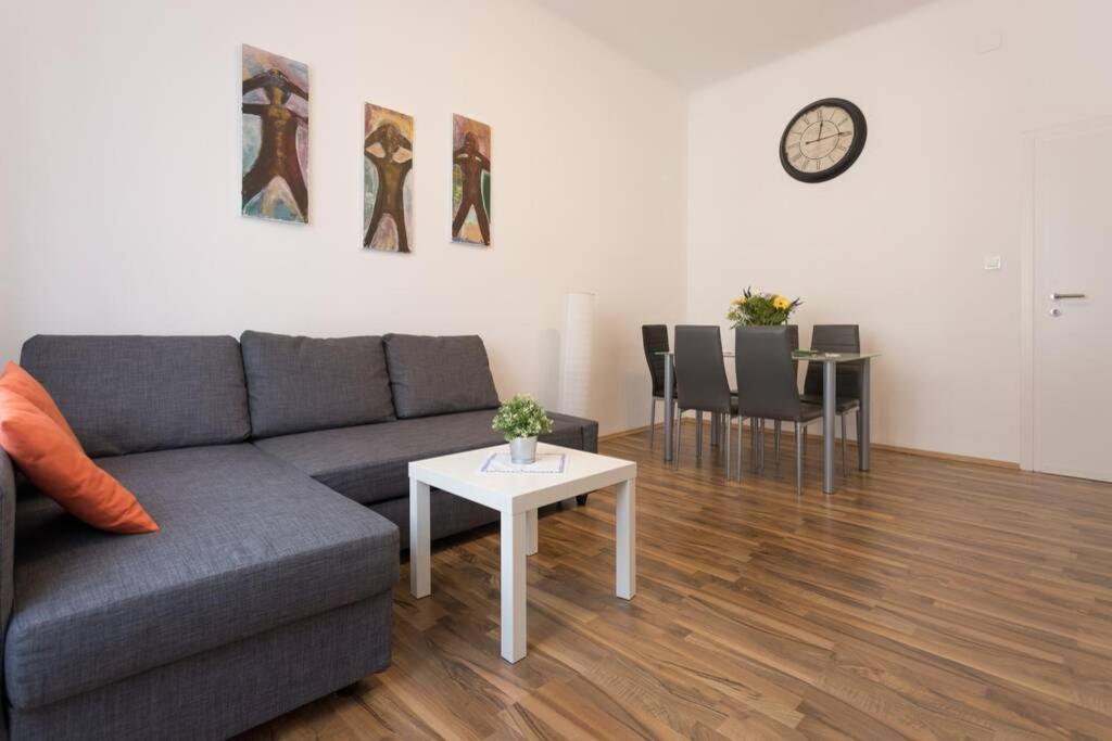 16 C&J'S Apartment Виена Екстериор снимка