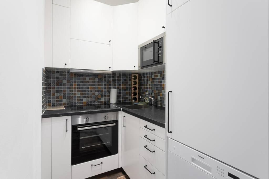 16 C&J'S Apartment Виена Екстериор снимка