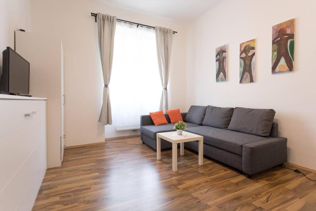 16 C&J'S Apartment Виена Екстериор снимка