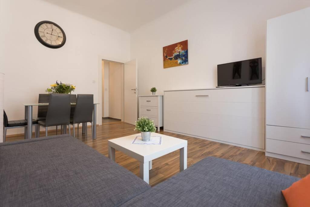 16 C&J'S Apartment Виена Екстериор снимка