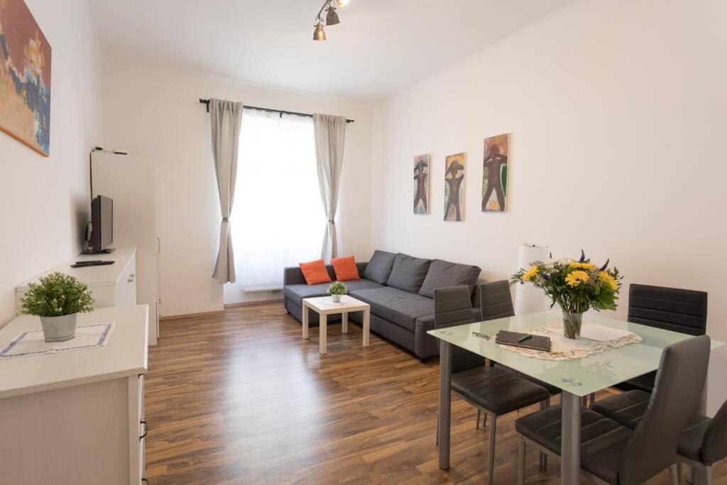 16 C&J'S Apartment Виена Екстериор снимка