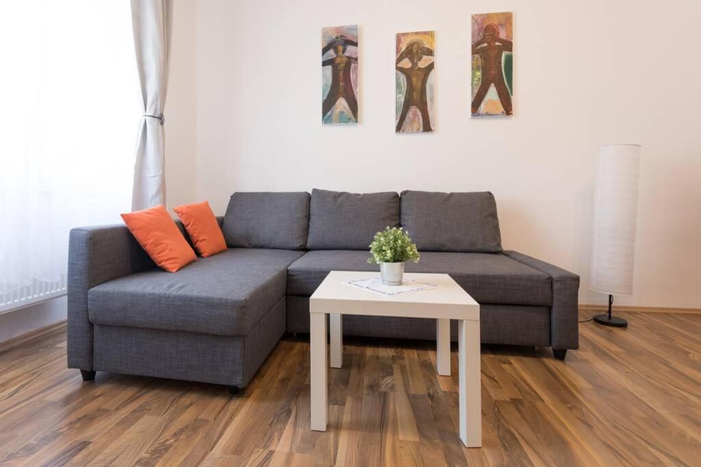 16 C&J'S Apartment Виена Екстериор снимка